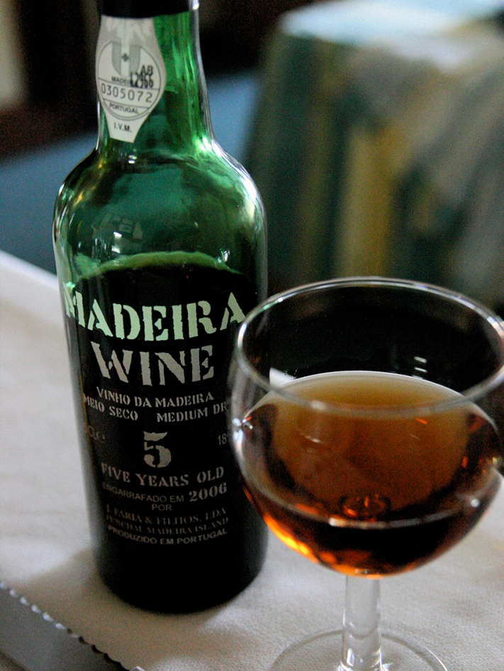 vinho madeira na garrafa e na taça