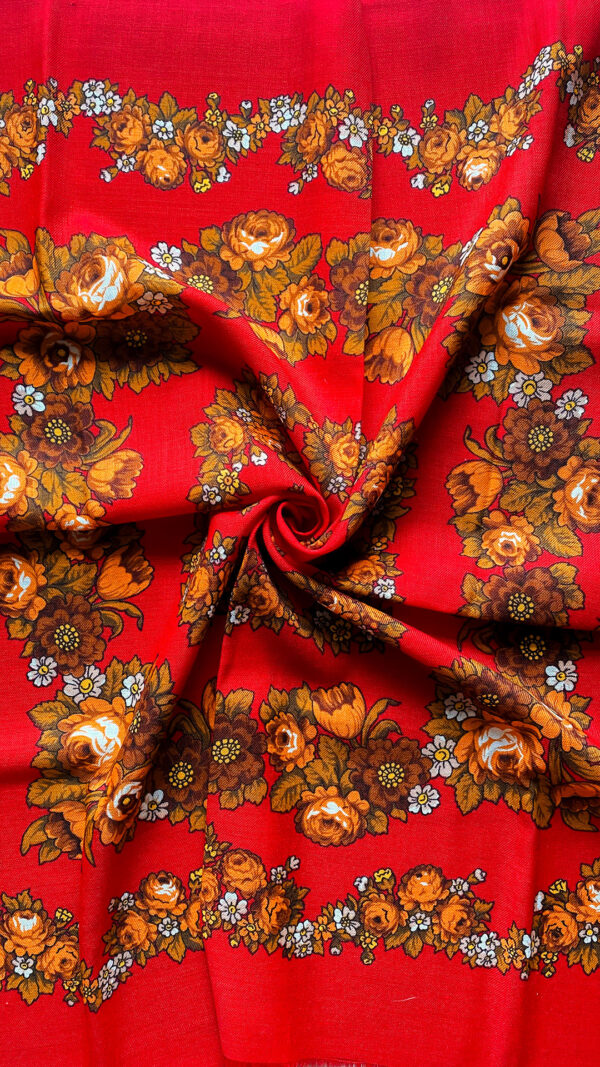 lenço folclórico vermelho com rosas