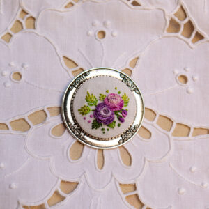 broche floral bordado em tons de roxo e rosa