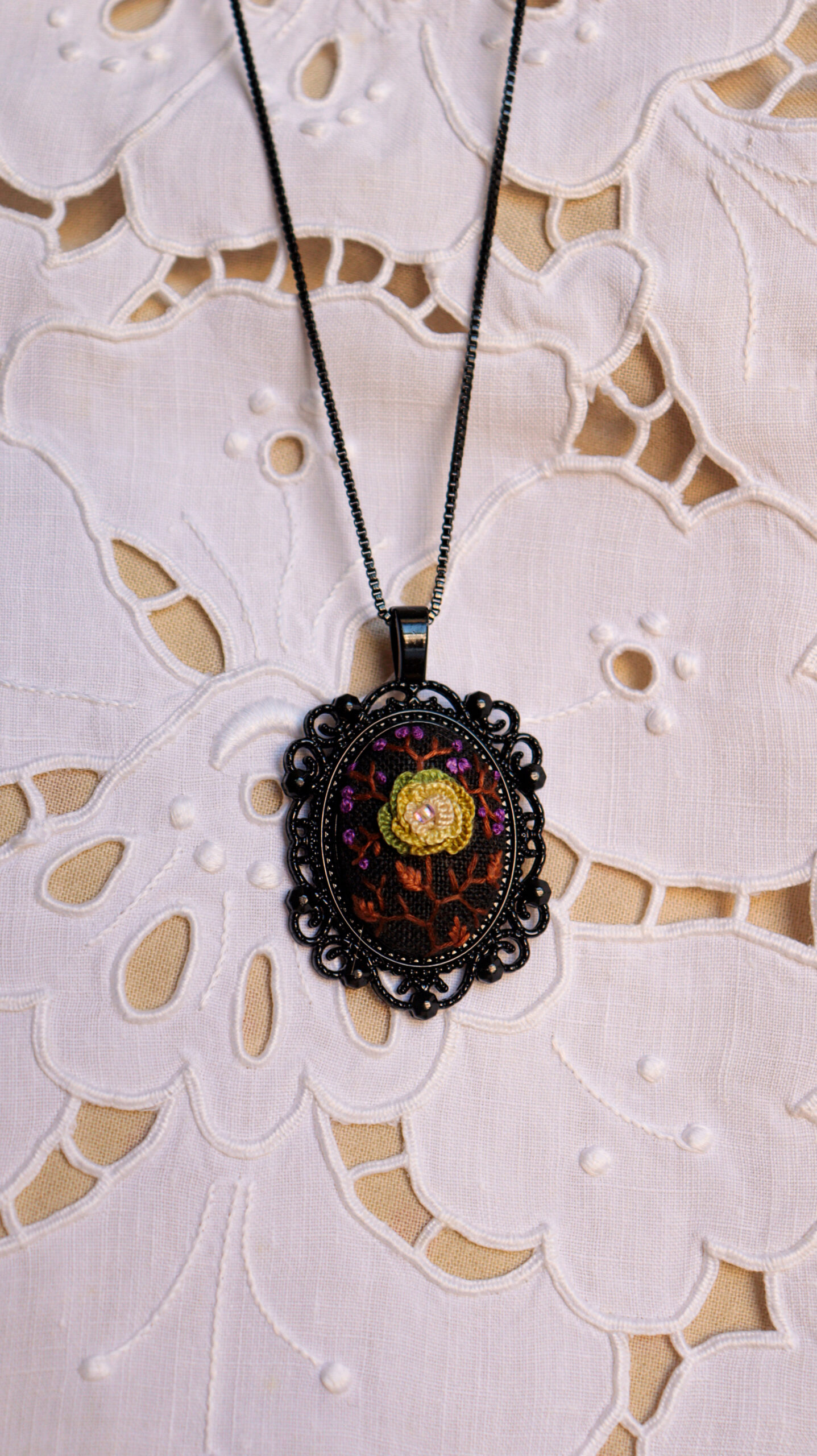 Colar Bordado Gótico - Image 2